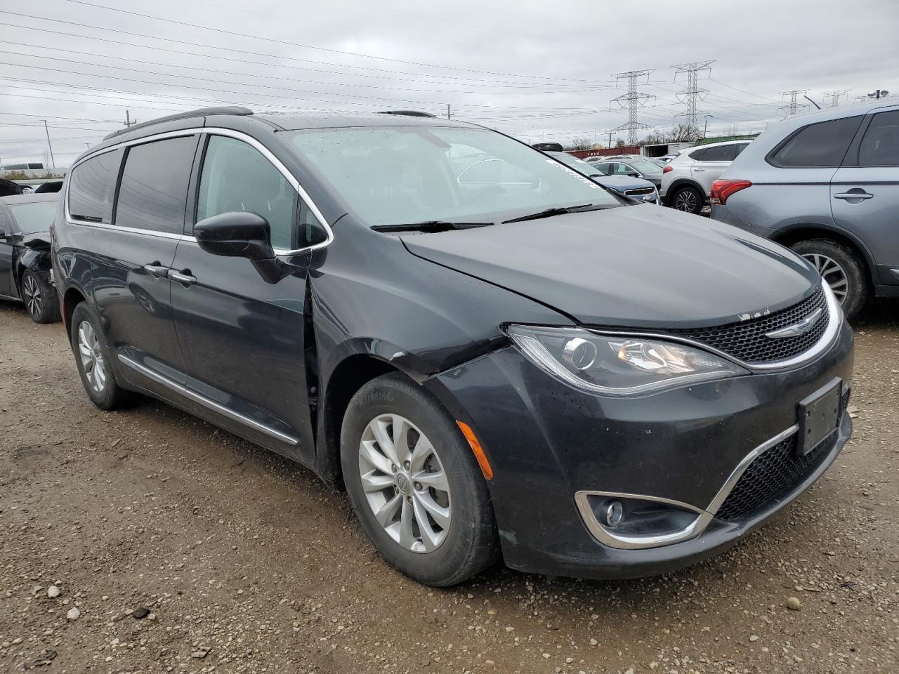 2017 Chrysler Pacifica - Image 4