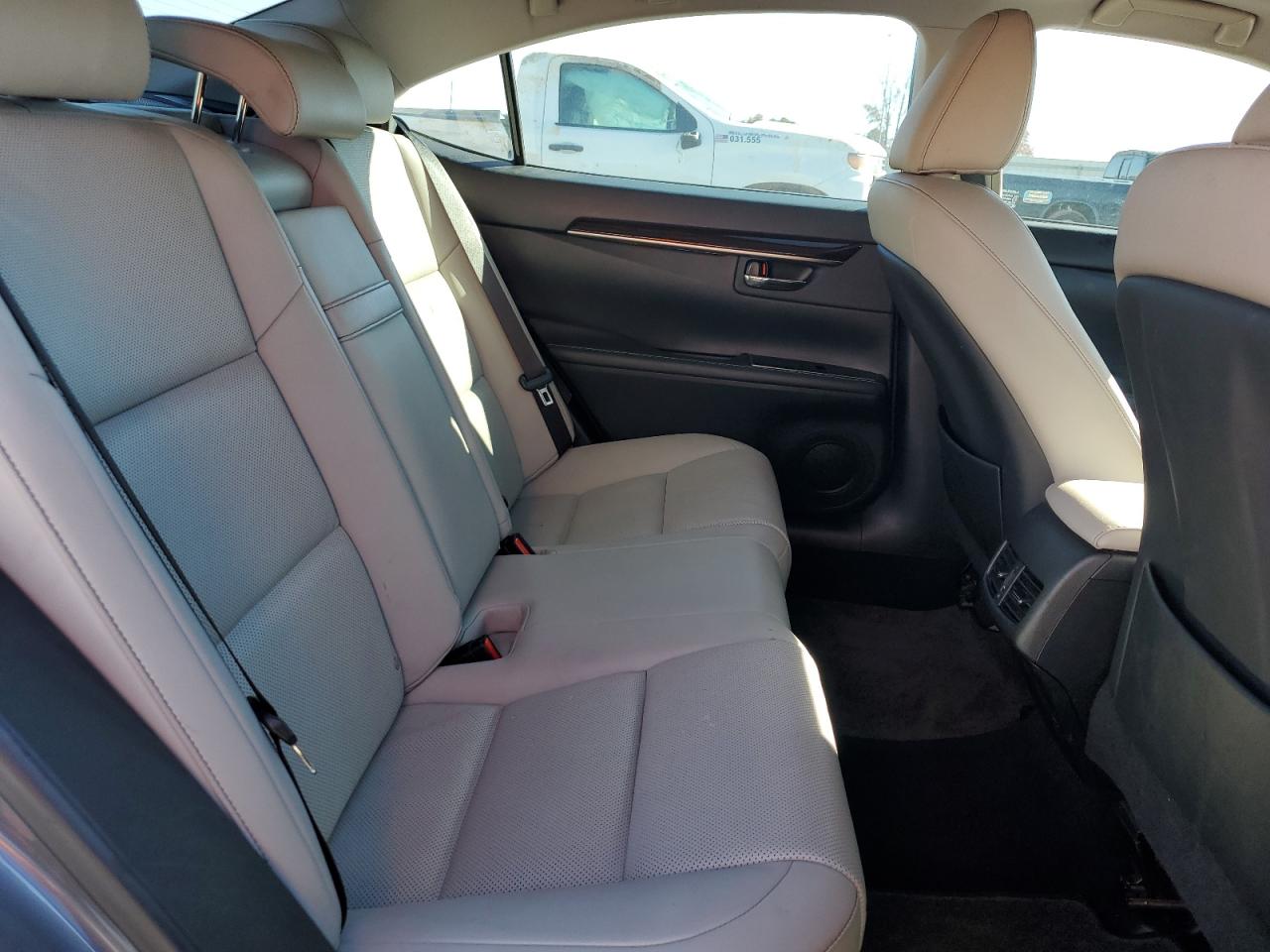 2016 Lexus ES - Image 10