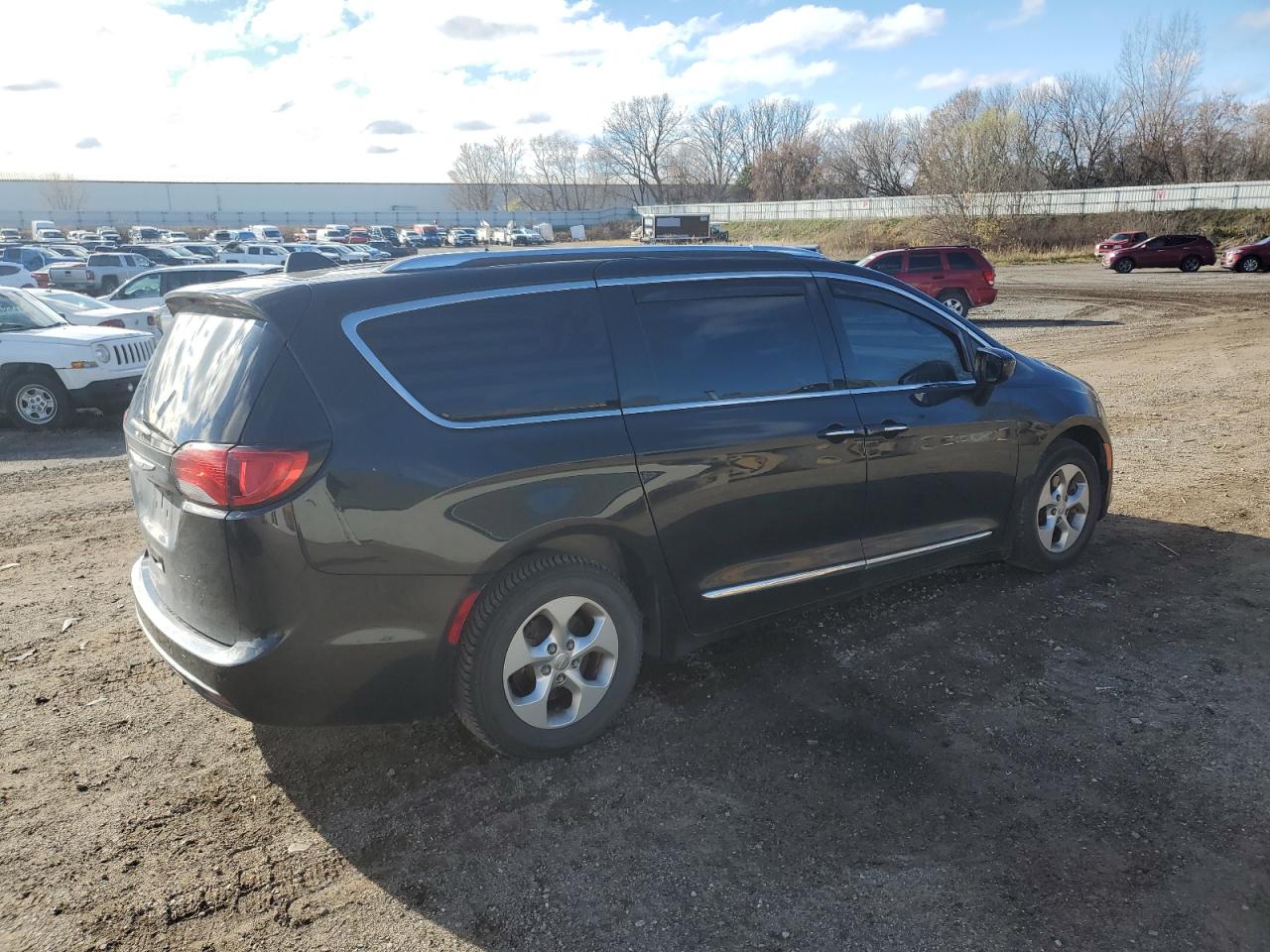 2017 Chrysler Pacifica - Image 3