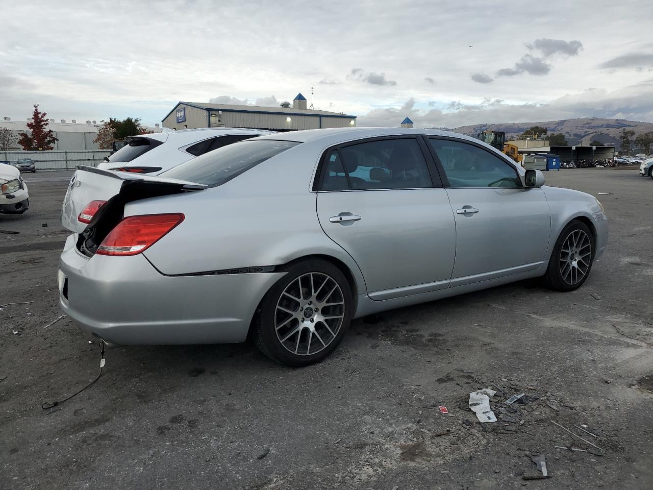 2006 Toyota Avalon - Image 3