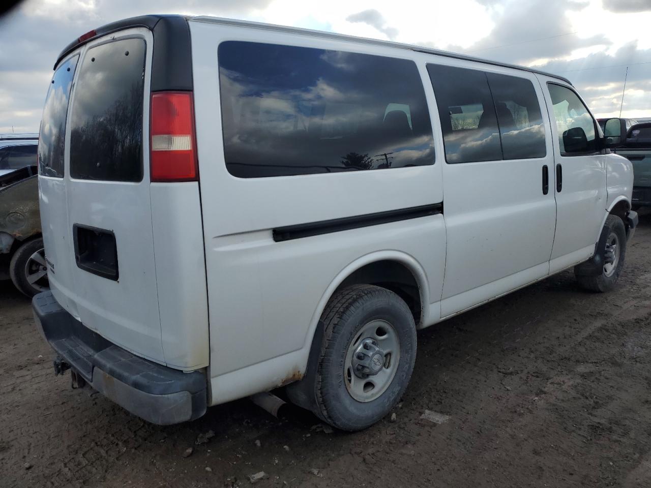 2009 Chevrolet Express - Image 3