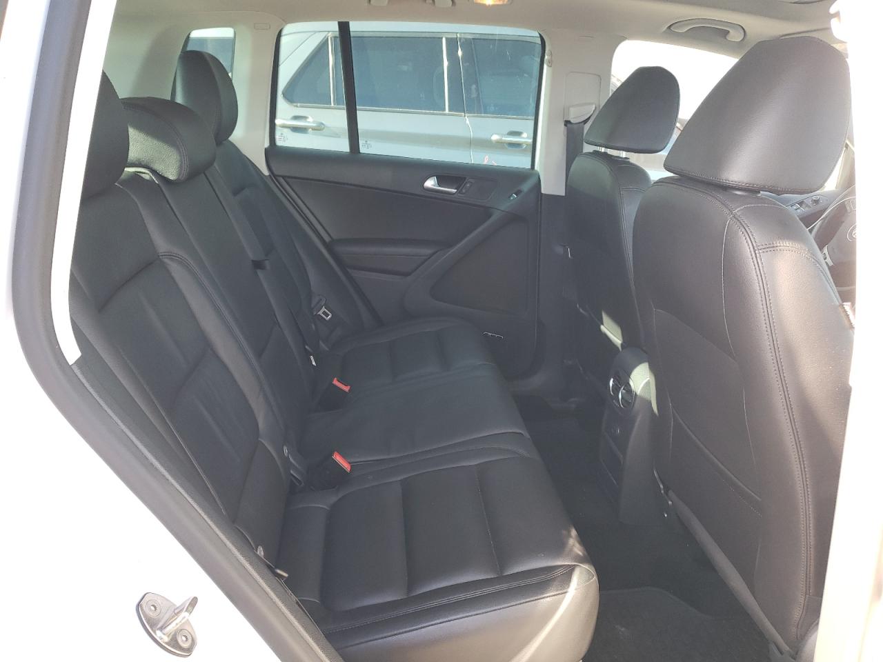 2017 Volkswagen Tiguan - Image 11