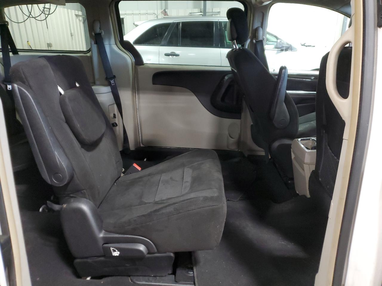 2011 Chrysler Town & Country - Image 11