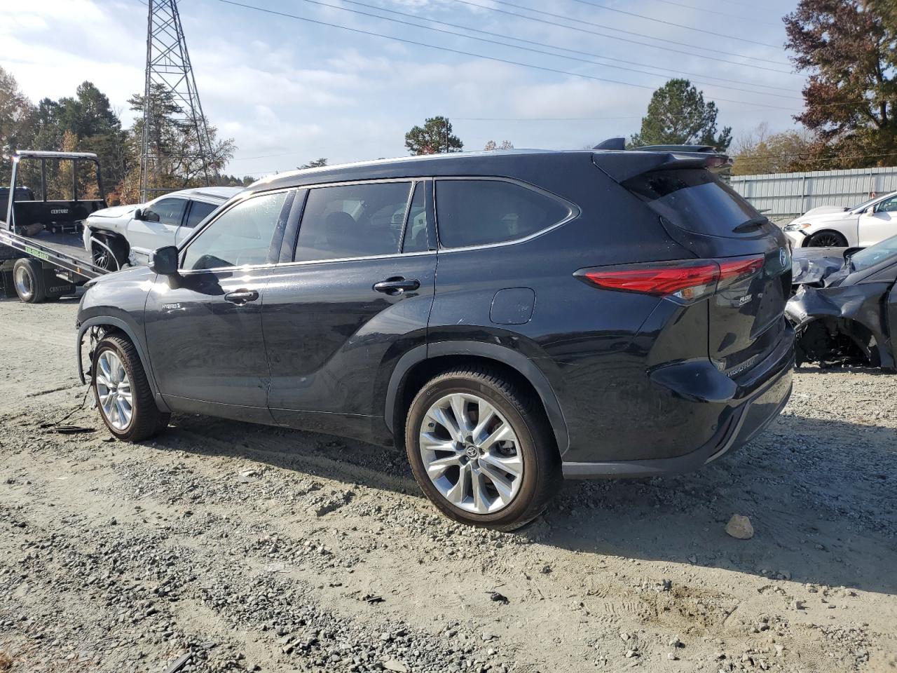 2021 Toyota Highlander - Image 2