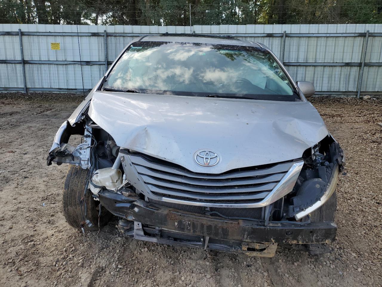 2011 Toyota Sienna - Image 5