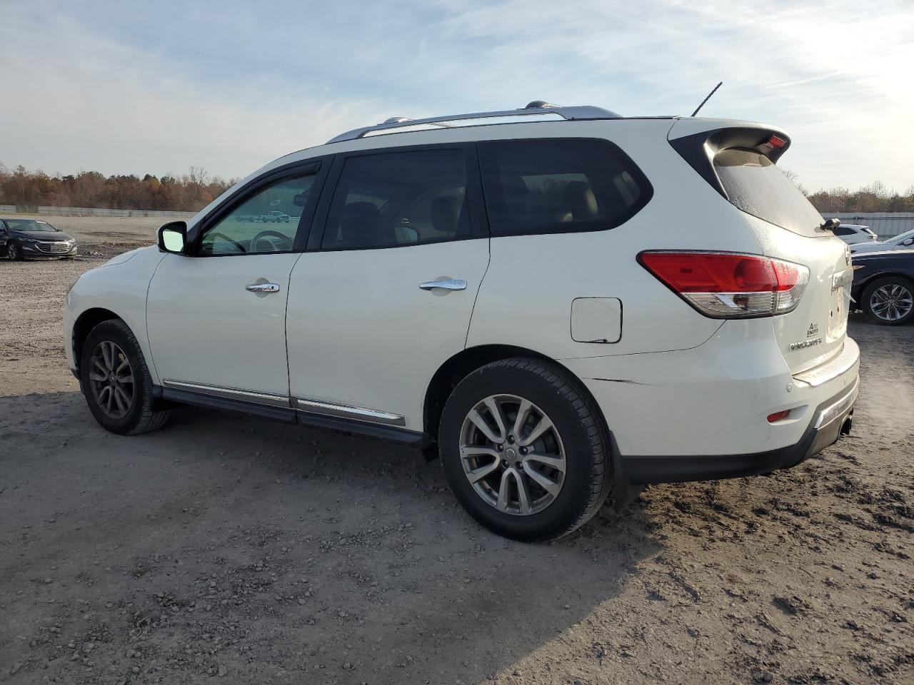 2015 Nissan Pathfinder - Image 2