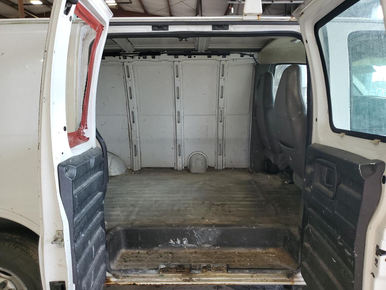2005 Chevrolet Express - Image 11