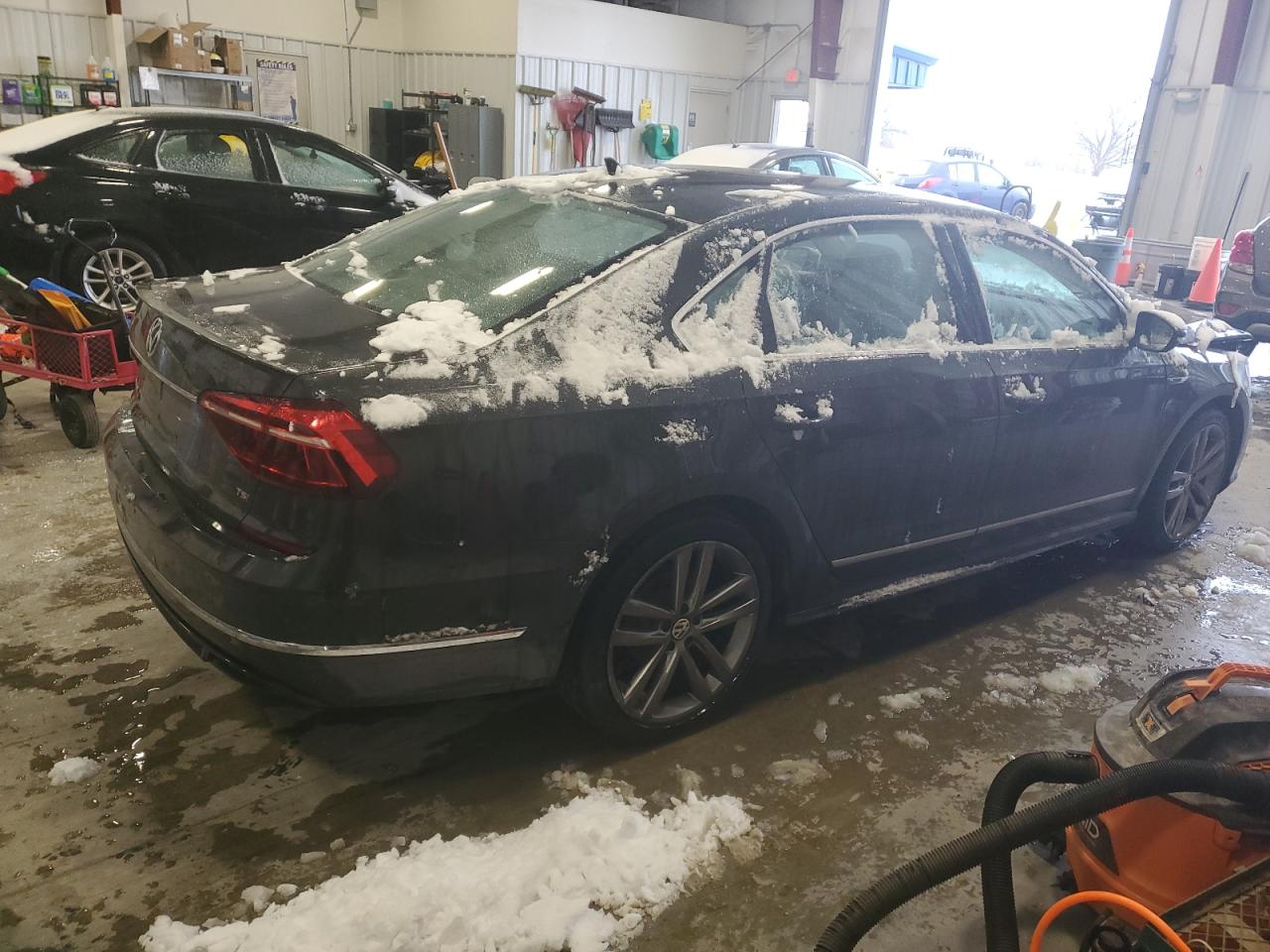 2017 Volkswagen Passat - Image 3