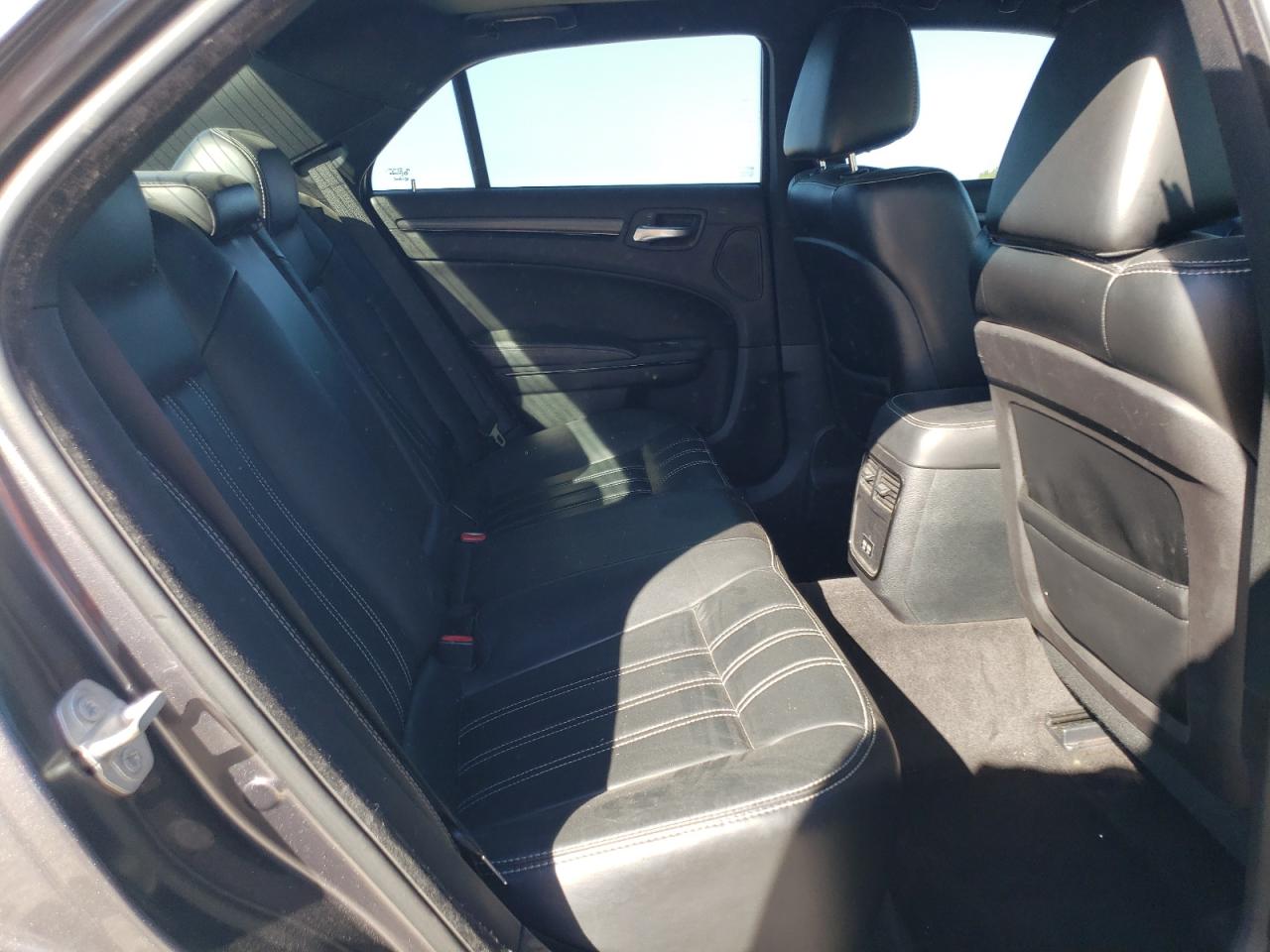 2016 Chrysler 300 - Image 10