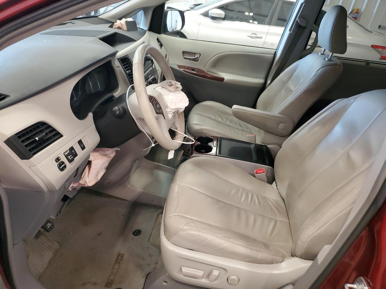 2014 Toyota Sienna - Image 7