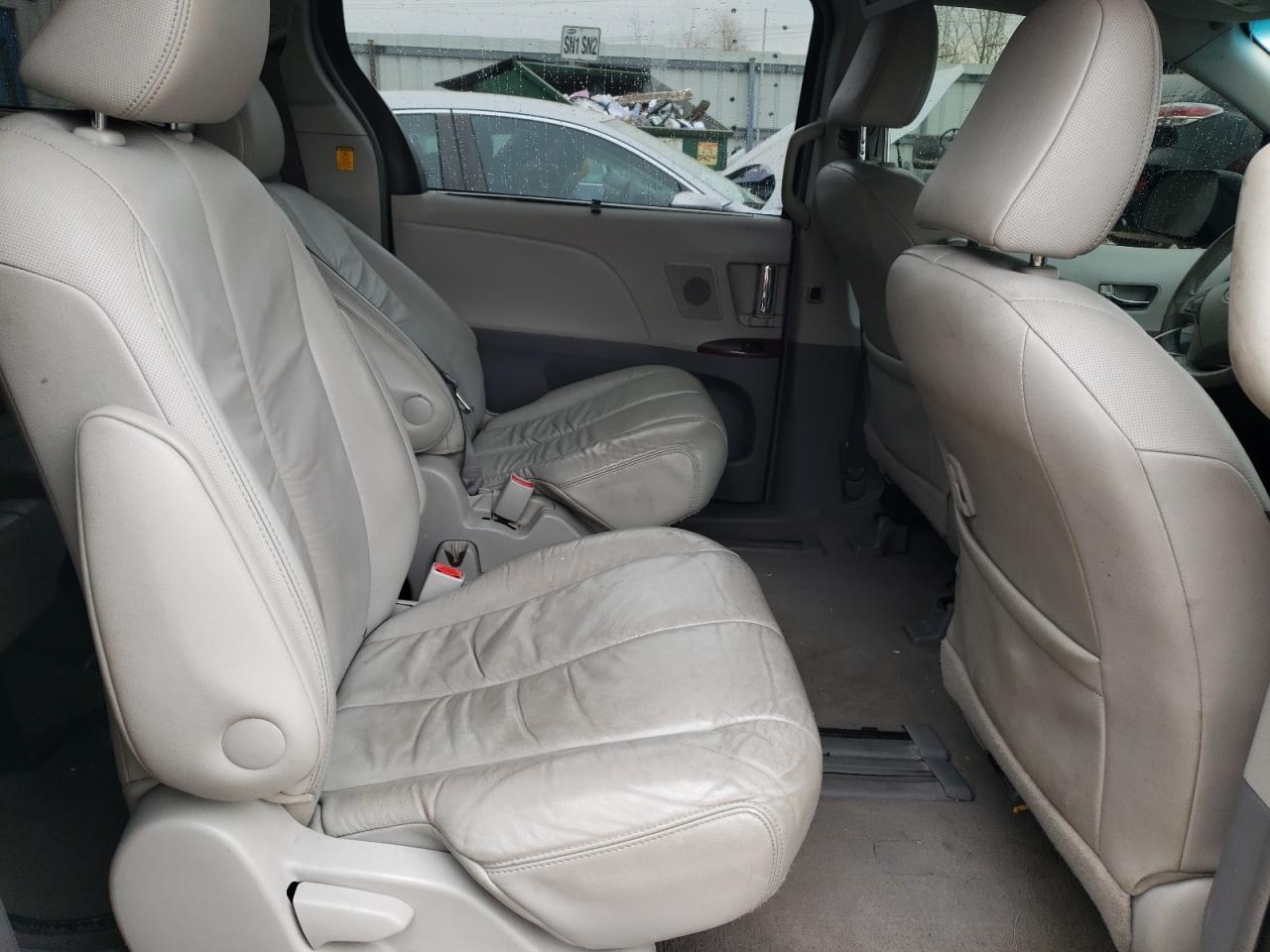 2011 Toyota Sienna - Image 11