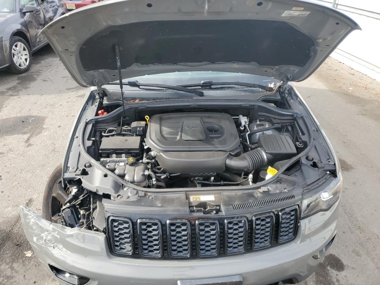 2019 Jeep Grand Cherokee - Image 12