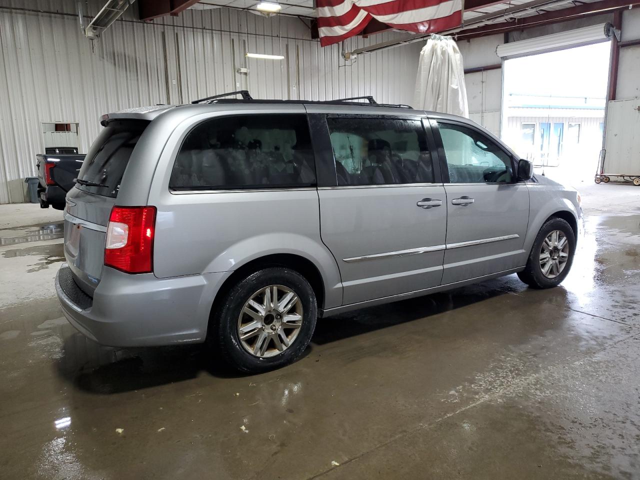 2015 Chrysler Town & Country - Image 3