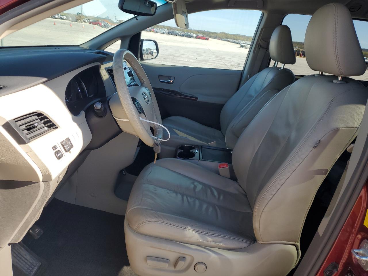 2011 Toyota Sienna - Image 7