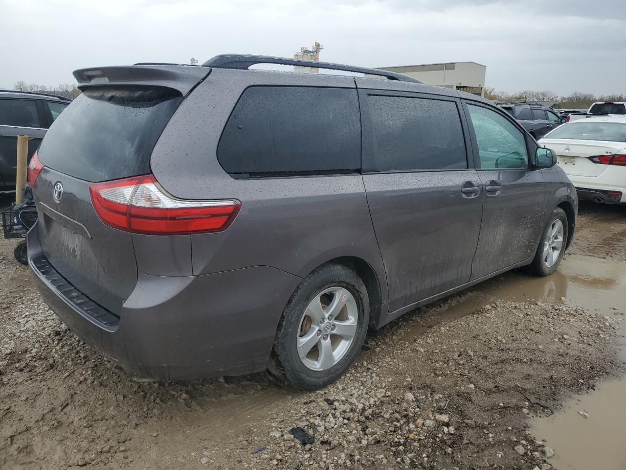 2015 Toyota Sienna - Image 3