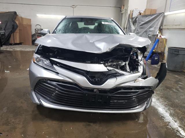  TOYOTA CAMRY 2019 Srebrny