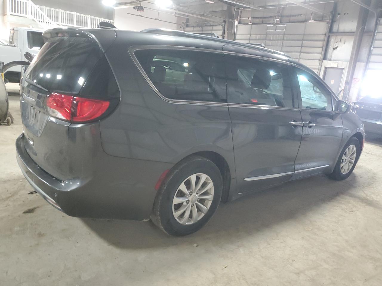 2018 Chrysler Pacifica - Image 3