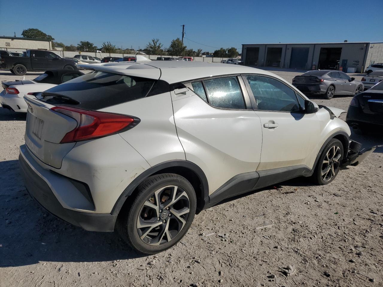 VIN NMTKHMBX0JR017557 2018 TOYOTA C-HR no.3