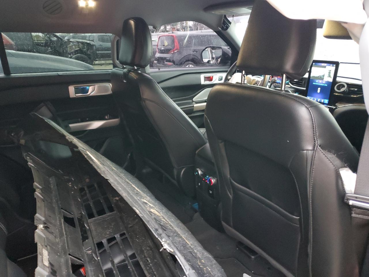 2022 Ford Explorer - Image 12