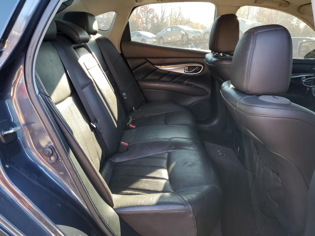 2011 Infiniti M - Image 10