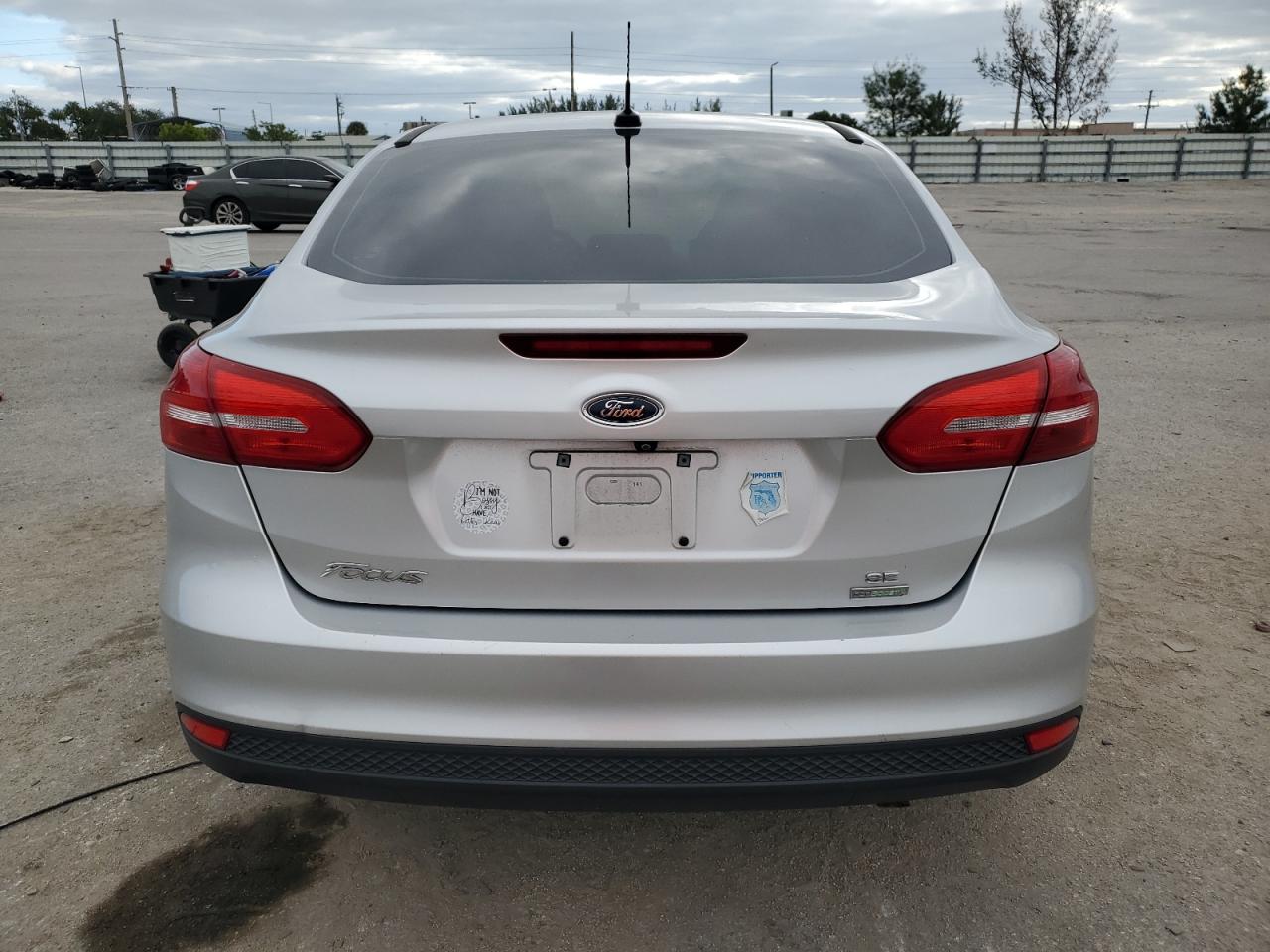 2018 Ford Focus Se VIN: 1FADP3FEXJL266584 Lot: 81306534