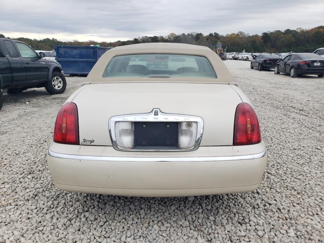 2002 Lincoln Town Car Cartier VIN: 1LNHM83W72Y623637 Lot: 80292004