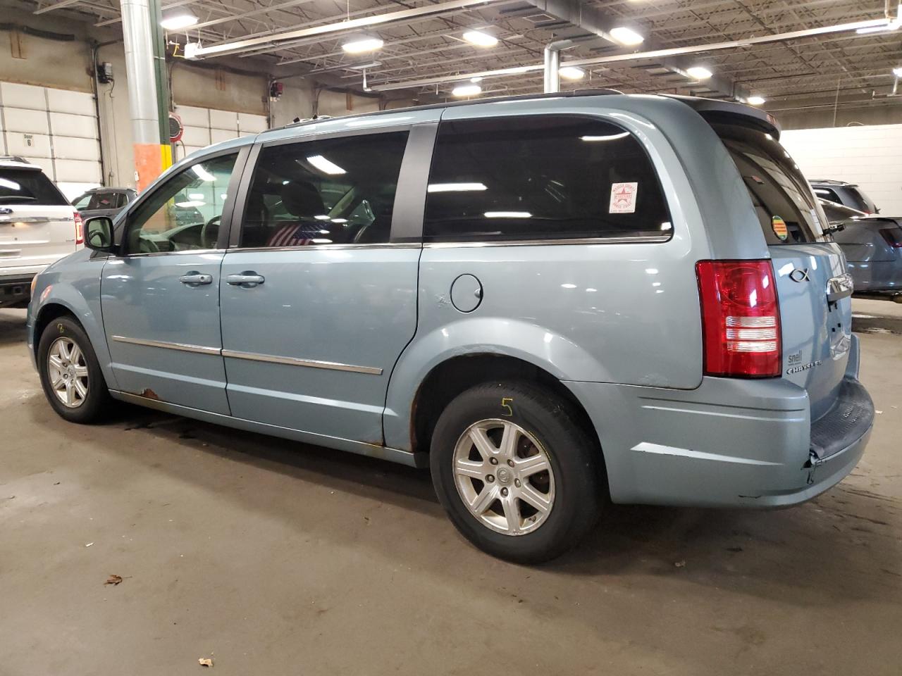 2009 Chrysler Town & Country - Image 2