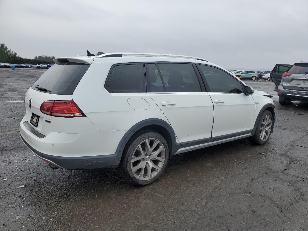 2019 Volkswagen Golf - Image 3