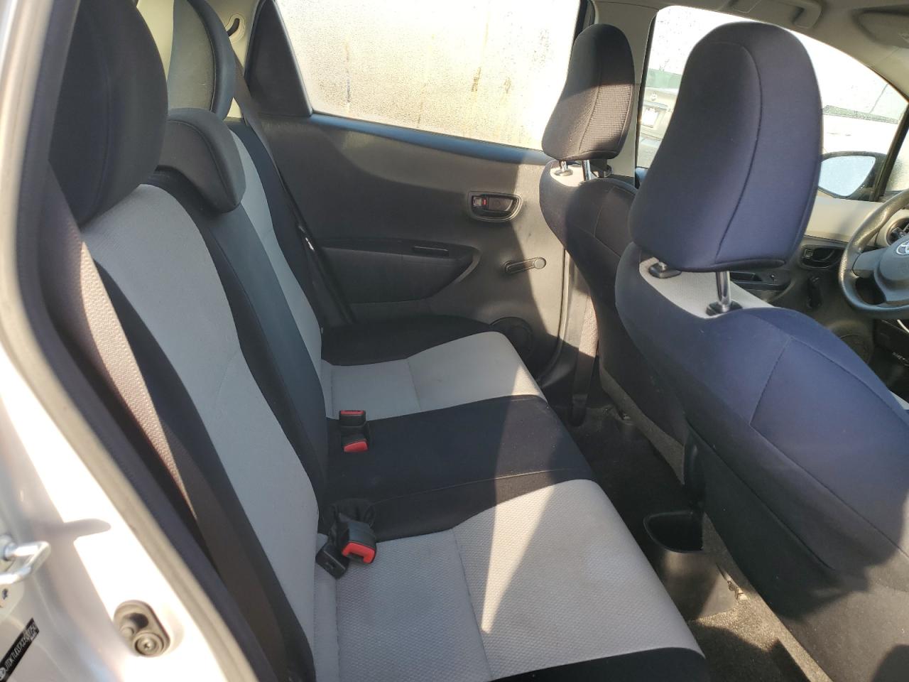 2012 Toyota Yaris - Image 10