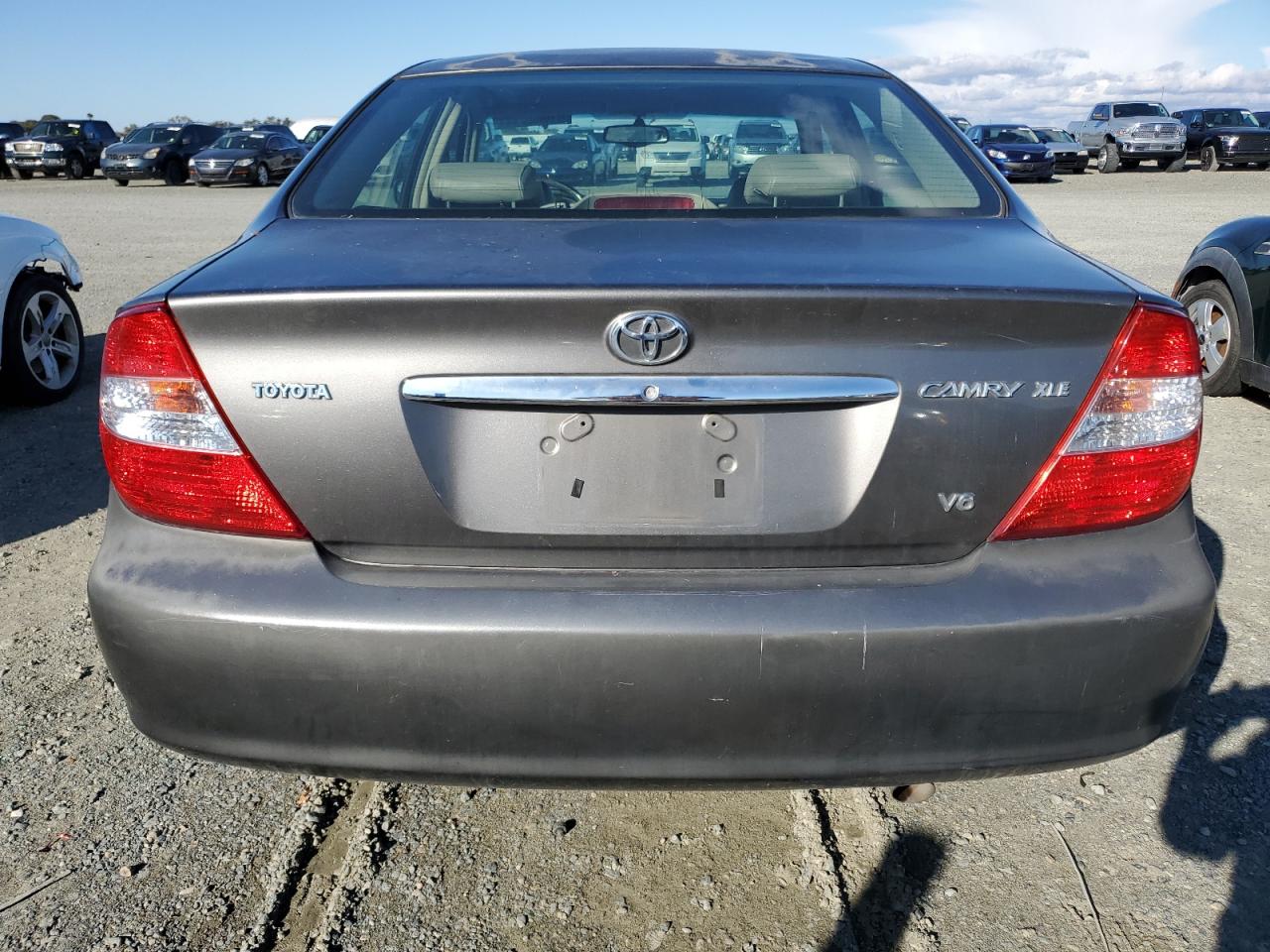 2002 Toyota Camry Le VIN: JTDBF30K520003957 Lot: 81062614