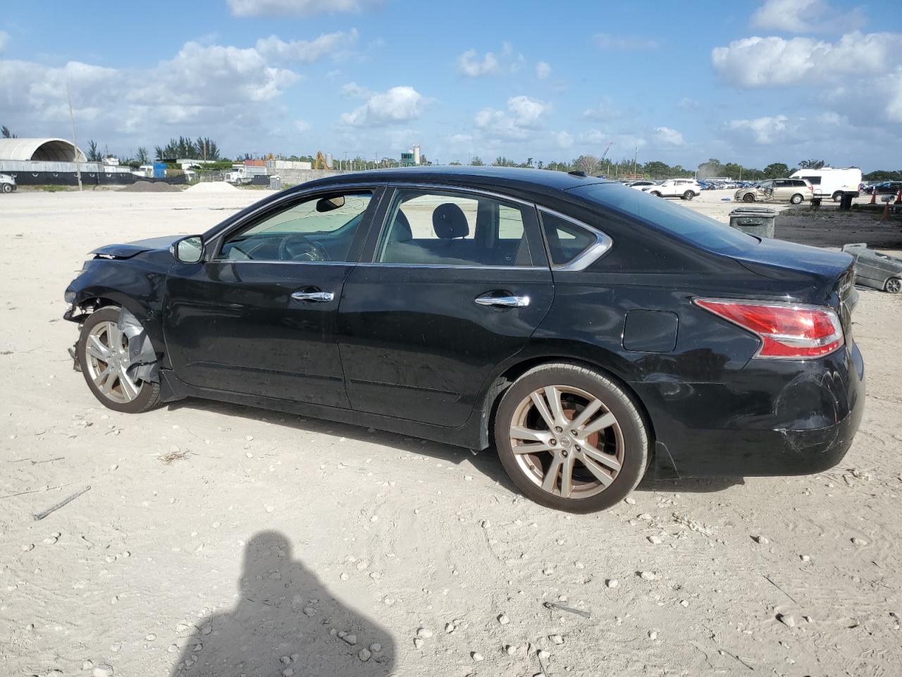 2015 Nissan Altima - Image 2