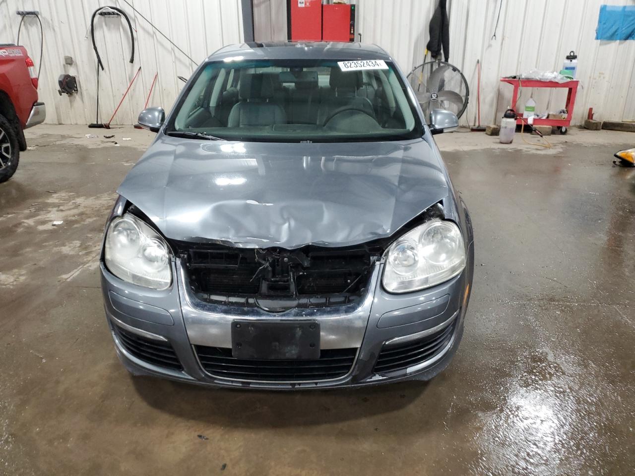 2005 Volkswagen Jetta - Image 5