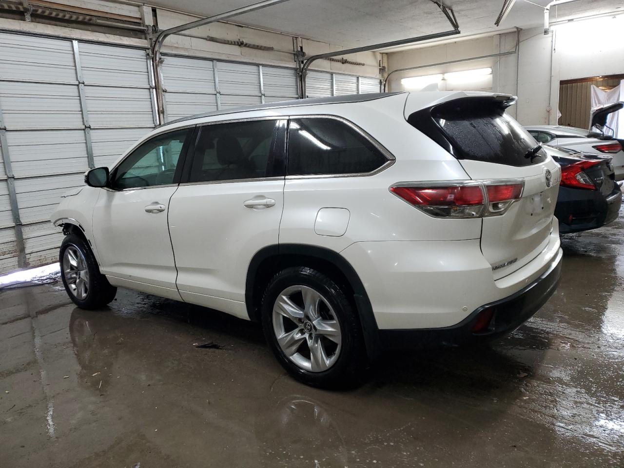 2016 Toyota Highlander - Image 2