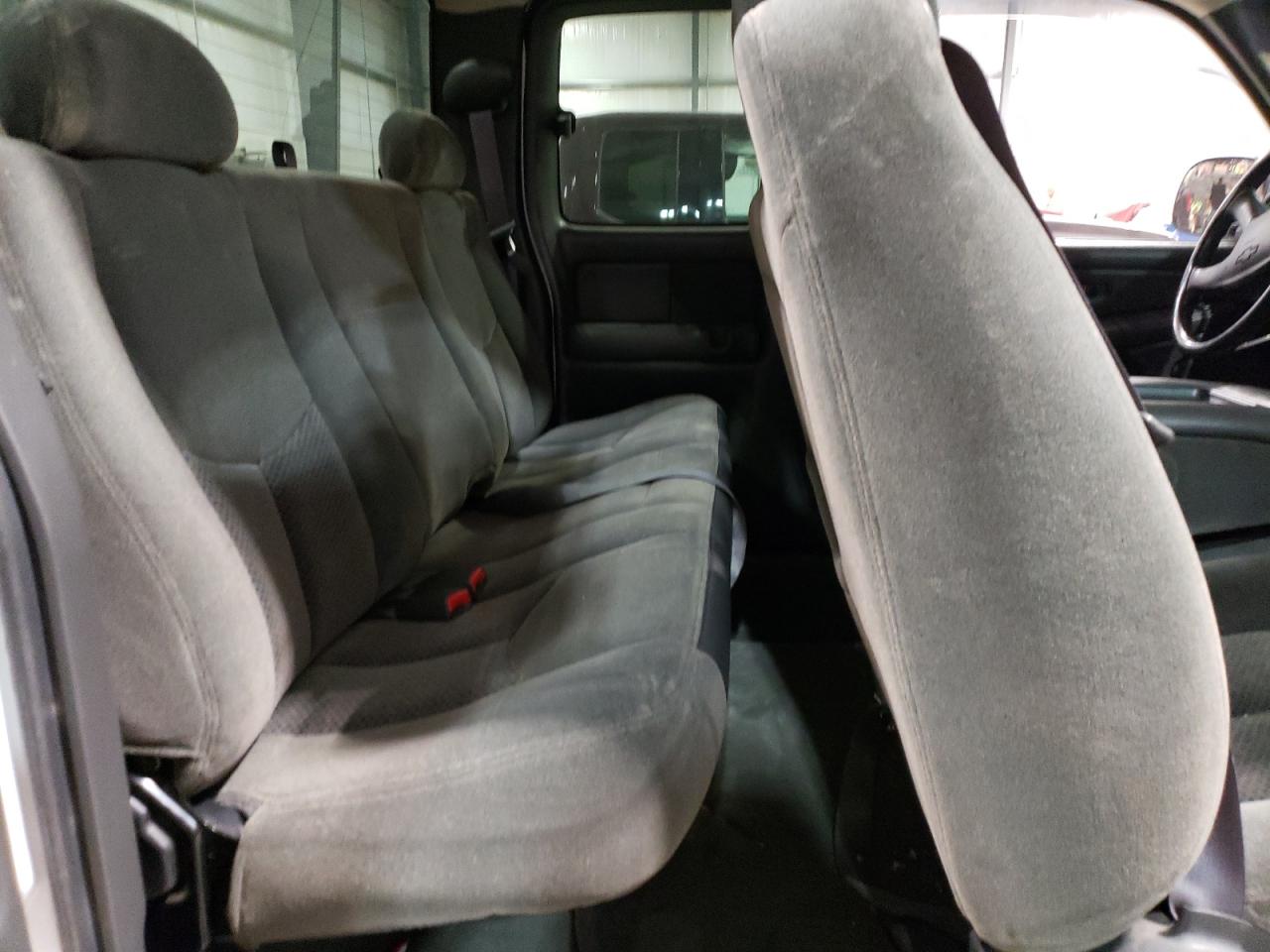 2004 Chevrolet Silverado - Image 11