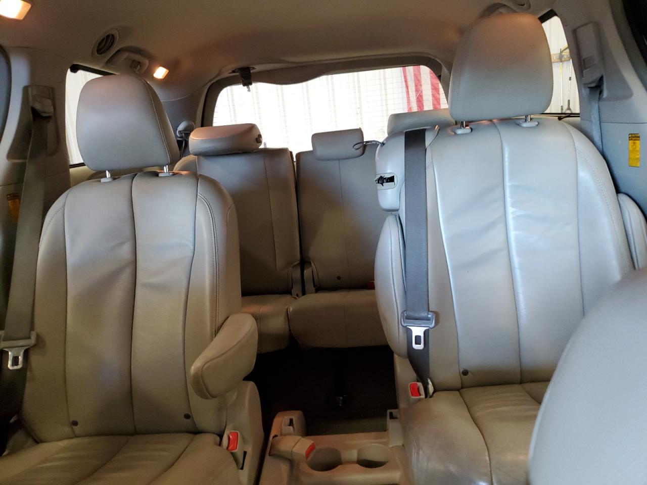 2014 Toyota Sienna - Image 10