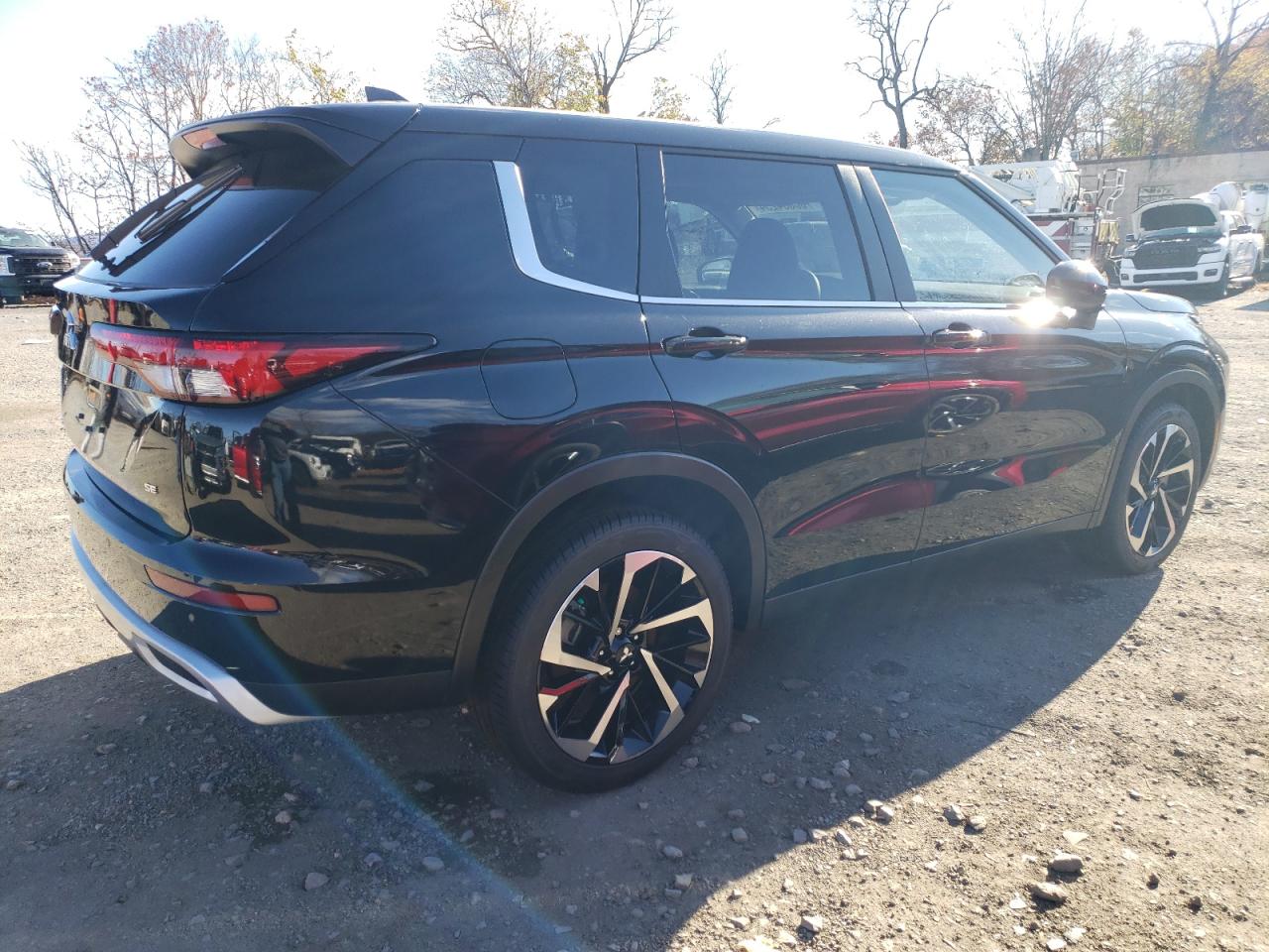 2024 Mitsubishi Outlander - Image 3