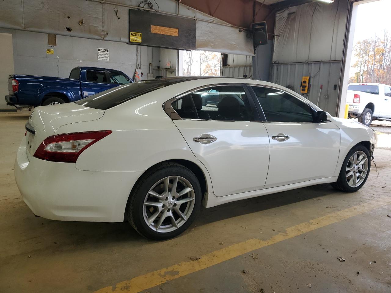 2010 Nissan Maxima - Image 3