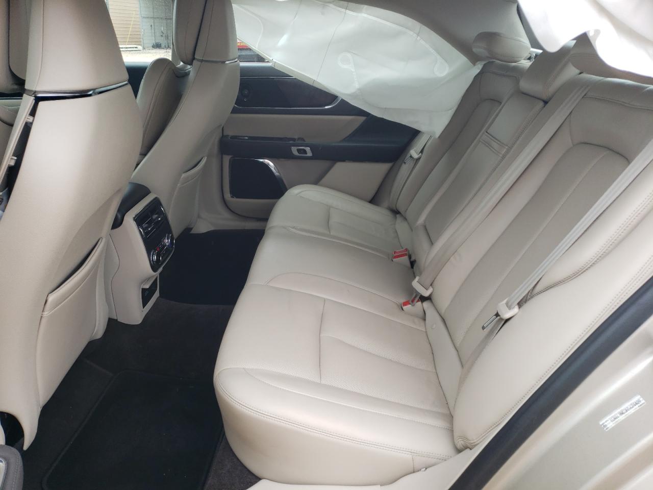 2017 Lincoln Continental - Image 10