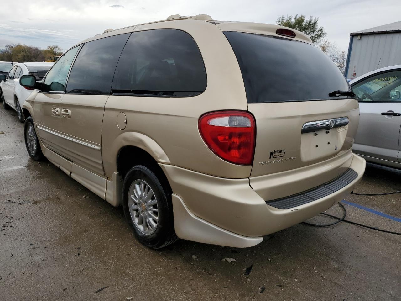 2001 Chrysler Town & Country - Image 2