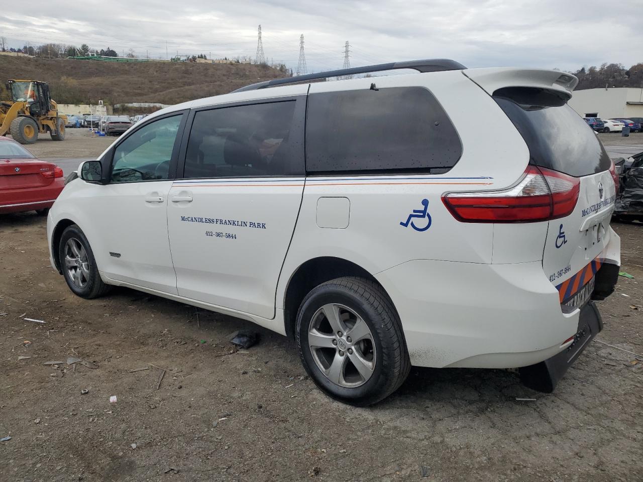 2016 Toyota Sienna - Image 2