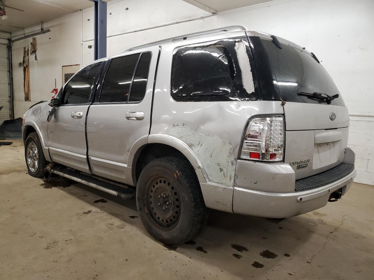 2004 Ford Explorer - Image 2