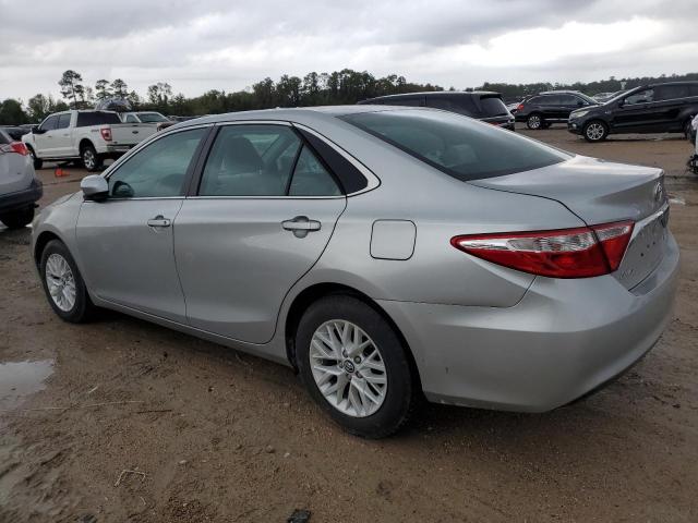 Sedans TOYOTA CAMRY 2016 Srebrny