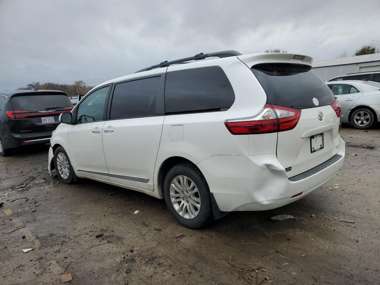 2015 Toyota Sienna - Image 2