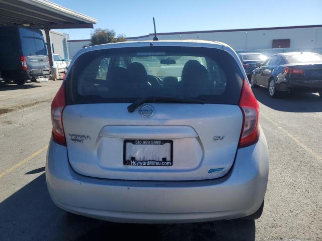 Hatchbacks NISSAN VERSA 2015 Srebrny