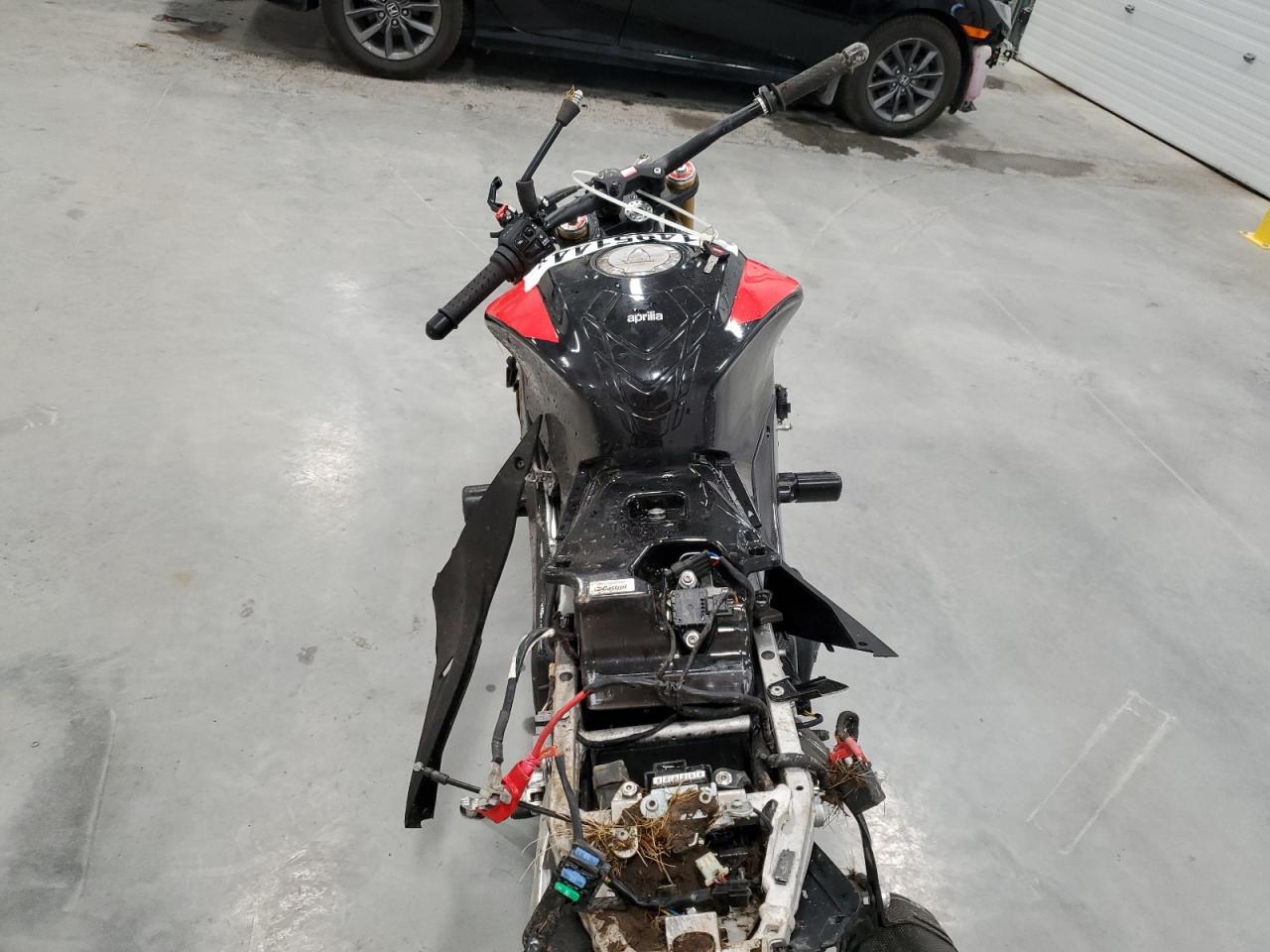 2018 Aprilia Tuono V4 1 VIN: ZD4KGU001JS000675 Lot: 81495144