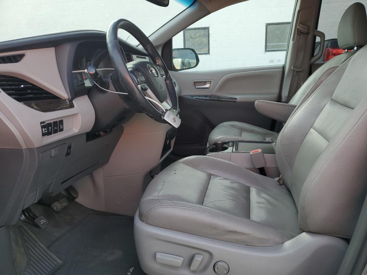 2015 Toyota Sienna - Image 7