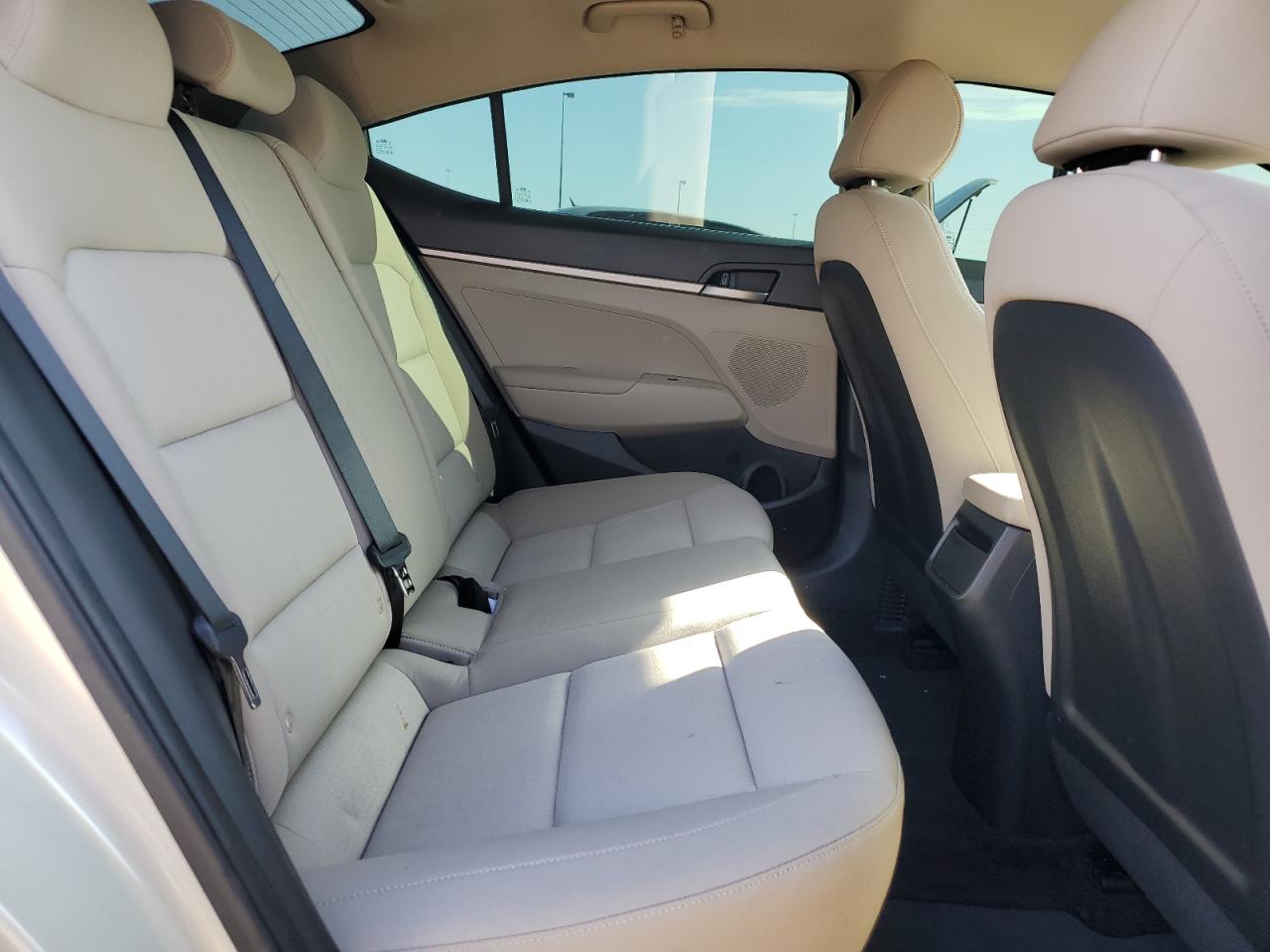 2017 Hyundai Elantra - Image 10