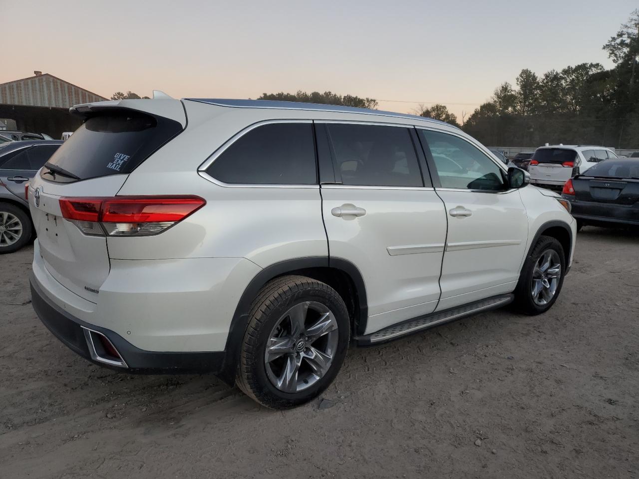 2019 Toyota Highlander - Image 3