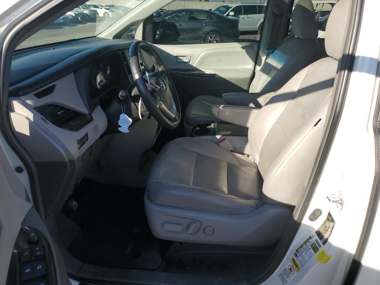 2016 Toyota Sienna - Image 7