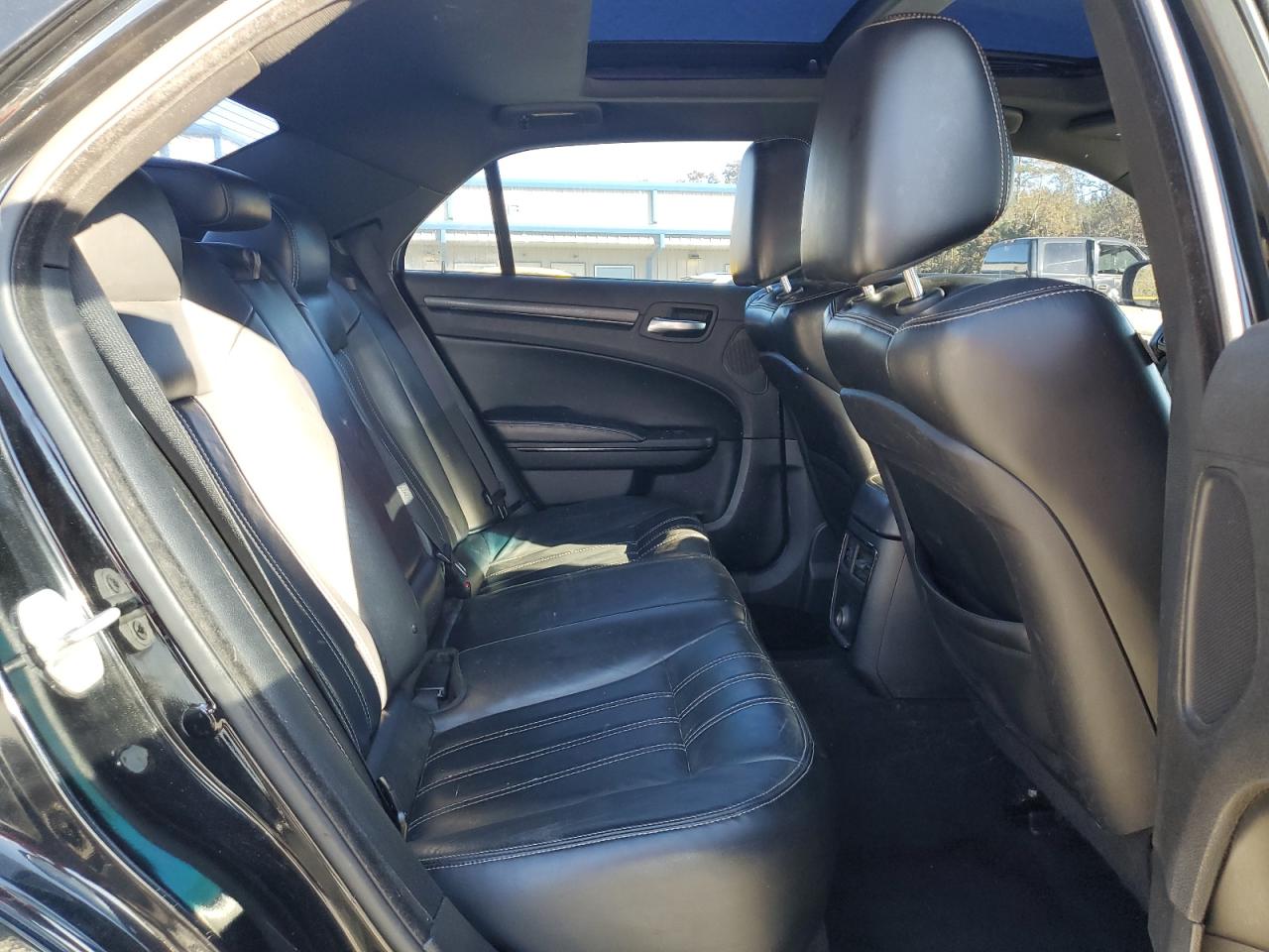 2014 Chrysler 300 - Image 10